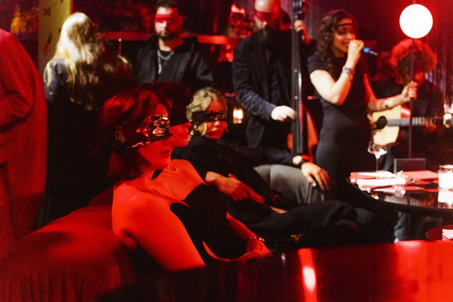 Зрители иммерсивного спектакля LE RITUEL ROUGE