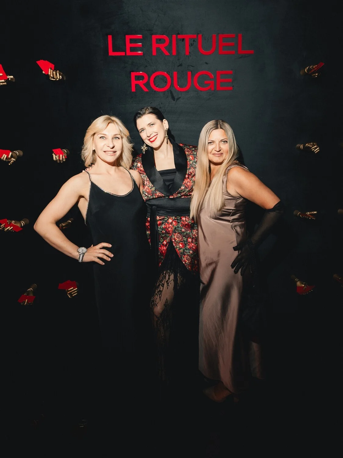 Зрители иммерсивного спектакля LE RITUEL ROUGE