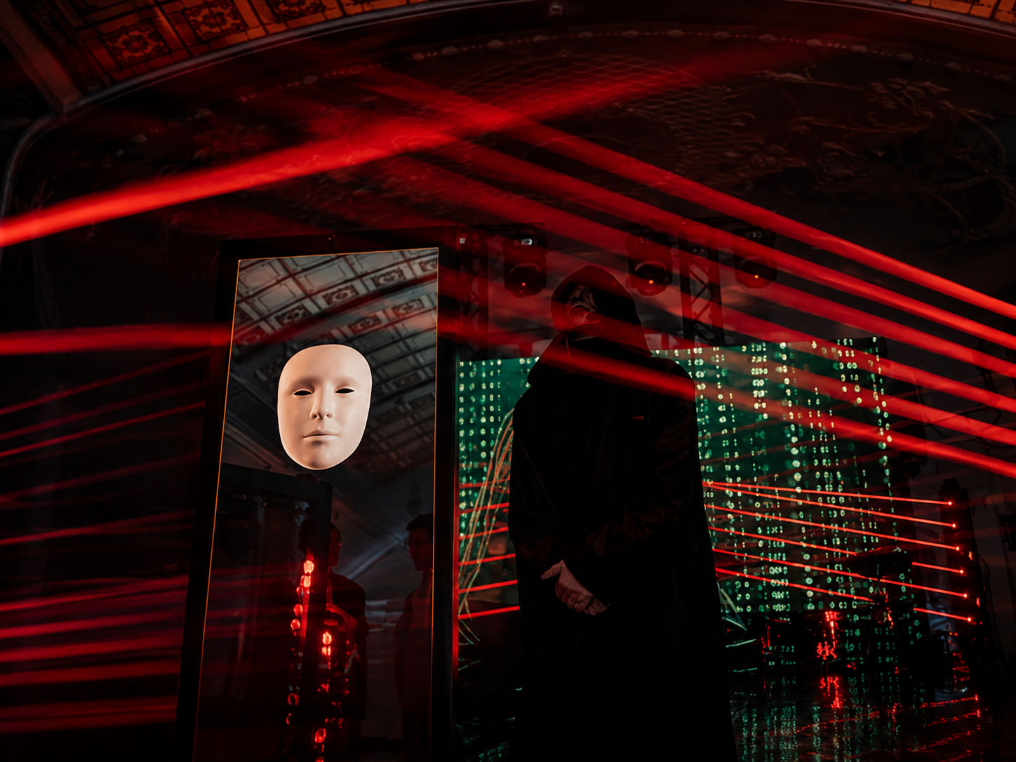 Immersive LE RITUEL ROUGE scene with a mask and red light