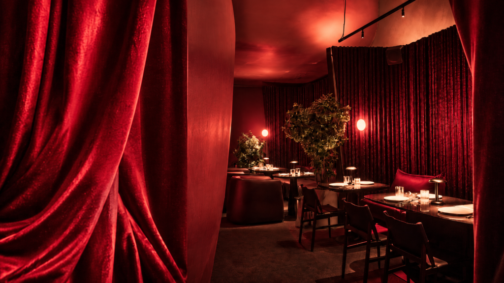 Intérieur de Maison Rouge pour l’expérience immersive LE RITUEL ROUGE