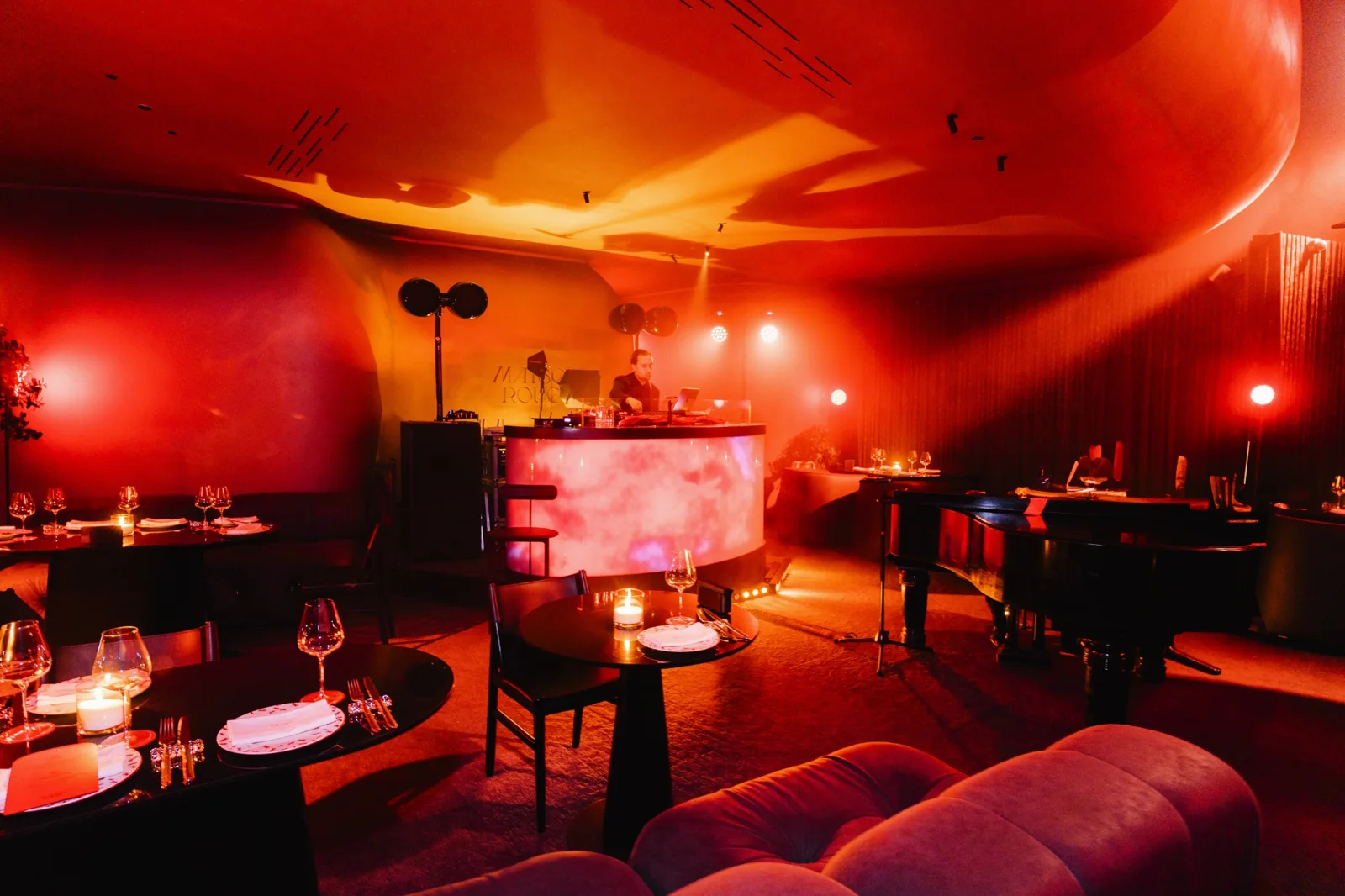 Salle Maison Rouge avec tables et espace musical