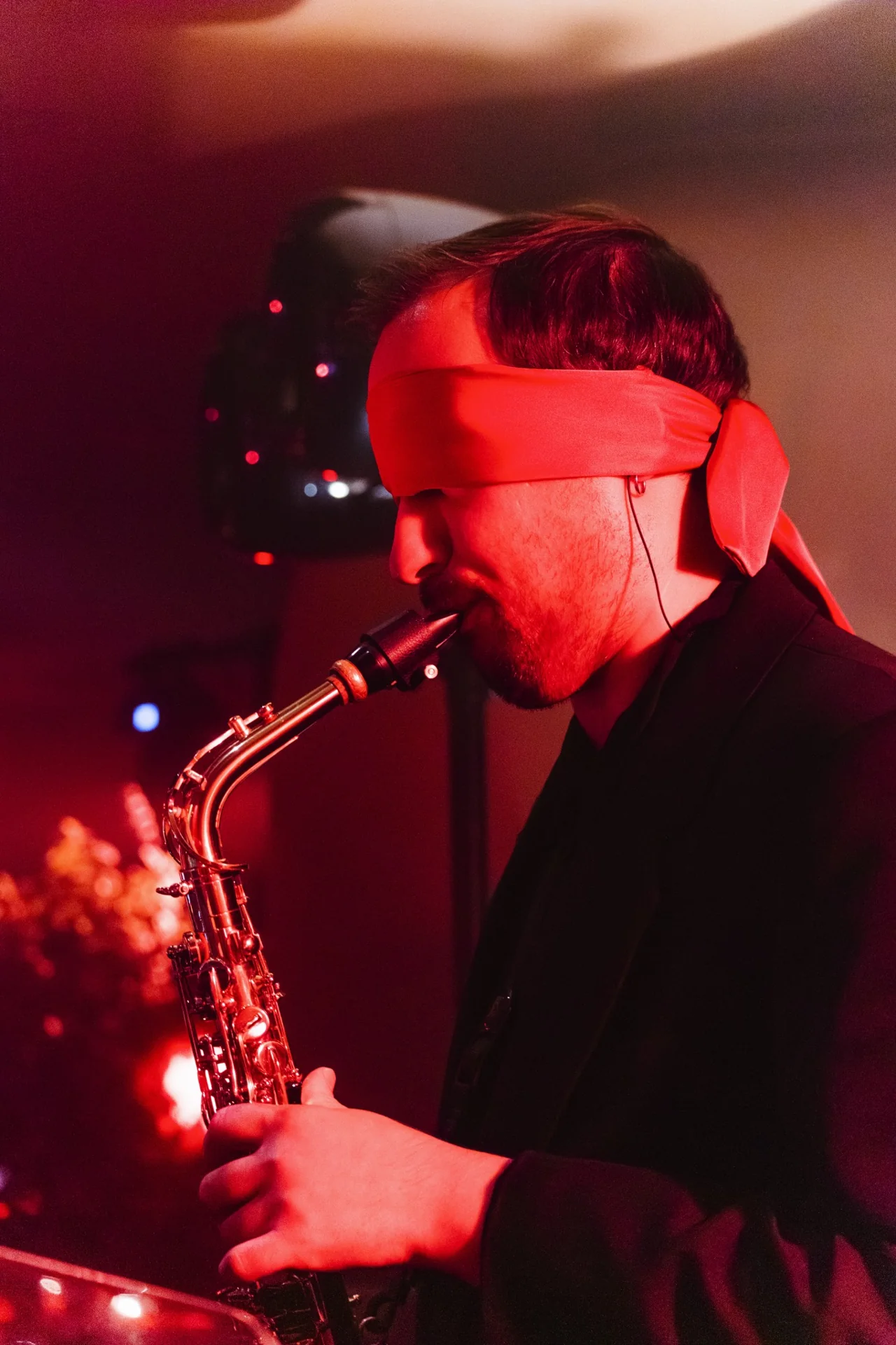 Saxophoniste les yeux bandés