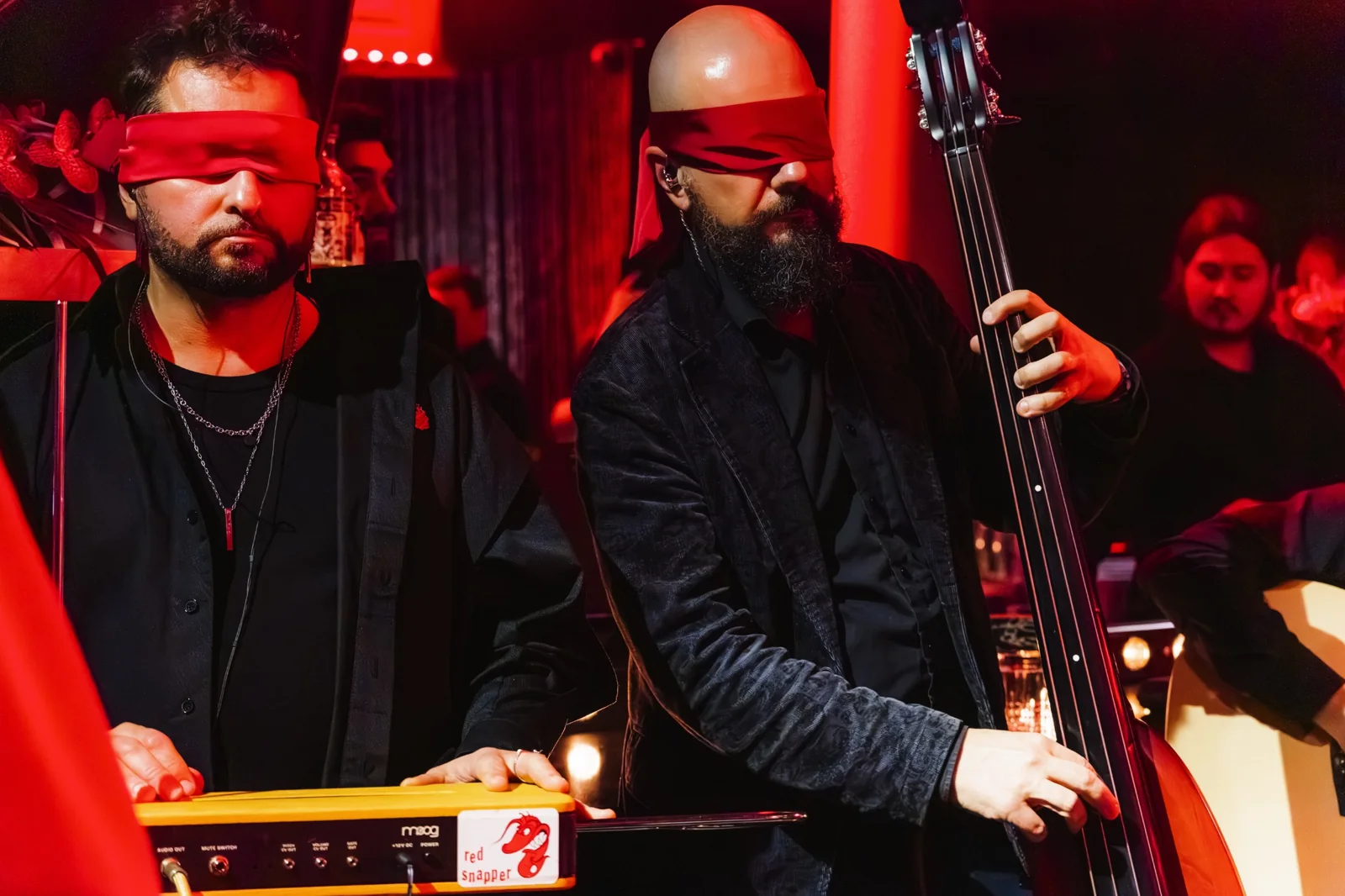 Musiciens jouant les yeux bandés pendant la performance